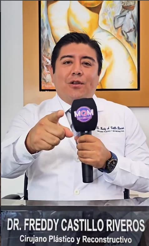 Dr. Freddy Castillo durante entrevista en medios nacionales, sosteniendo micrófono del canal MQM