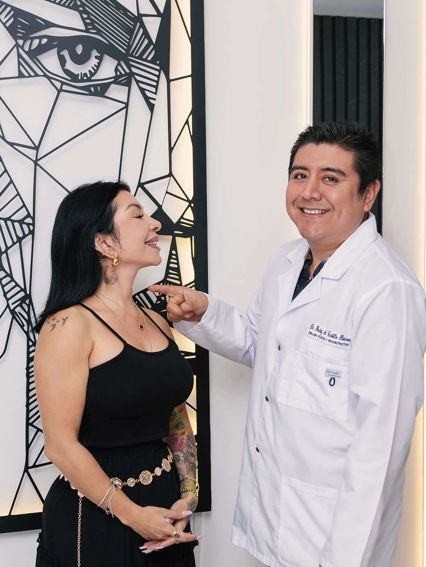 Dr. Freddy Castillo durante una consulta con una paciente en su consultorio en Lima