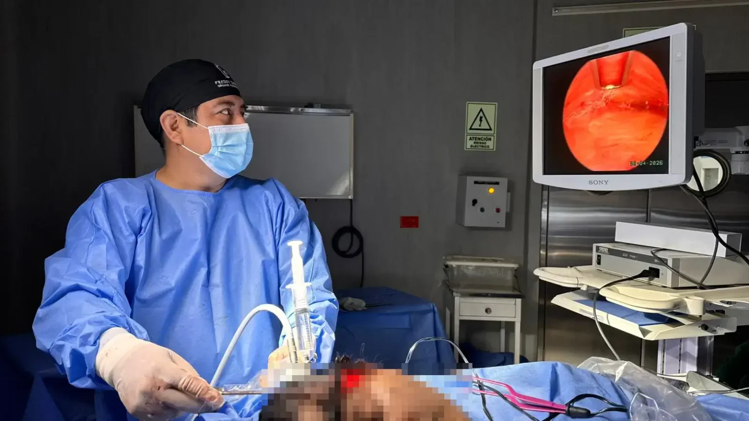 Dr. Freddy Castillo realizando un lifting facial endoscópico en su clínica de San Borja, Lima
