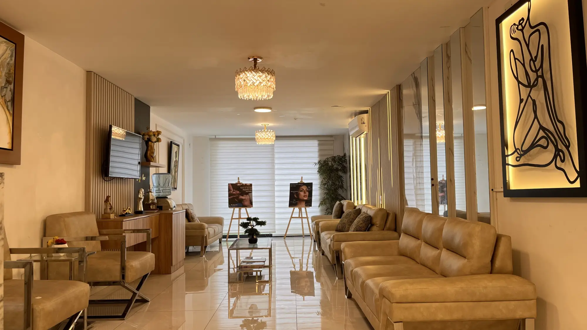 Sala de espera de la clínica de cirugía plástica en San Borja, Lima