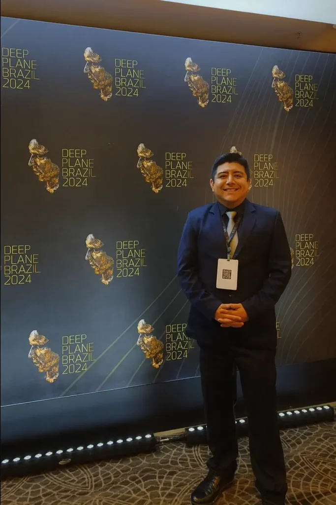 Dr. Freddy Castillo cirujano plástico en Lima durante congreso médico especializado en cirugía estética